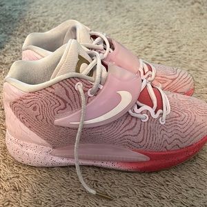 KD 14 aunt pearl Nike’s size 8